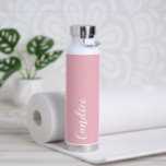 Bouteille D'eau Bridesmaid Mariage personnalisé rose vif<br><div class="desc">Offrez à votre femme de chambre ou à votre femme d'honneur mariage cette bouteille d'eau isolée à la mode et sous vide qui porte son nom en blanc, stylisée sur un arrière - plan de couleur rose vif conçu pour correspondre à votre schéma de couleurs mariages. Personnalisez la bouteille en...</div>