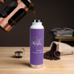 Bouteille D'eau Bridesmaid Merci Cadeau Chic Monogramme Nom Cool<br><div class="desc">Cadeaux De Fête De Mariage Bridesmaid Merci Cadeau Chic Monogramme Et Bridesmaid Nom Cool Bouteille D'Eau Violet. Ajoutez cette touche spéciale avec un Merci monogrammé cadeau spécialement pour votre Bridesmaid. Cliquez sur personnaliser ce modèle pour le customiser avec votre propre nom de famille monogramme Bridesmaids initial, votre prénom Bridesmaids et...</div>