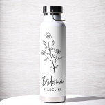 Bouteille D'eau Bridesmaid Nom Scripté À La Main Floral Bacheloret<br><div class="desc">Célébrez en style avec notre nom Scripté main Bachelorette de la fête de la nuptiale Tumbler à vin thermique. Doté d'un design élégant et personnalisé, ce tourbillon est parfait pour garder les boissons à la température idéale pendant vos festivités nuptiales. Conçu à partir de matériaux isolants de haute qualité, il...</div>