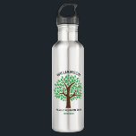 Bouteille D'eau Cadeau de conservation personnalisée de l'arbre gé<br><div class="desc">Customisez cette jolie bouteille d'eau personnalisée en vert pour votre prochaine réunion de famille. Personnalisez avec le nom de famille au-dessus des feuilles verts avec l'événement et l'année sous le dessin de la nature. Cadeaux d'arbre de famille.</div>