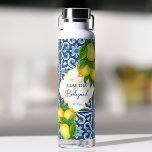 Bouteille D'eau Cadeaux Bridesmaid bleu tuiles citron italien thèm<br><div class="desc">Bridesmaid cadeaux bleu tuiles citron italien thème personnalisé nom Water Bottle,  un beau cadeau de gardien pour vos filles spéciales.</div>
