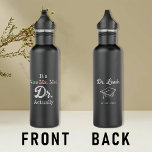 Bouteille D'eau C'est Mlle Mme Mme Dr. Dr. En fait drôle humour PH<br><div class="desc">C'est Mlle Mme Mme Dr. En fait. Conception pour les médecins nouvellement diplômés. Une idée drôle que vous pouvez présenter comme un cadeau de remise de diplômes à votre fille, petite amie ou femme. Il existe également une option de personnalisation. Vous pouvez écrire le nom ou le texte que vous...</div>
