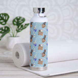 Bouteille D'eau Chats en boîte et gouttes de lait sur bleu