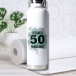 Bouteille D'eau Chic 50e anniversaire<br><div class="desc">Un mélange de joli script et d'audace moderne avec ce design simple "50 And Fabulous"! Doté d'une coloration classique noir et blanc avec une touche de couleur de l'arrière - plan turquoise bleu (ou turquoise) aquarelle. Customisez au nom, et si vous le souhaitez, vous pouvez également changer le "et" et...</div>