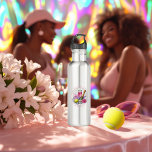 Bouteille D'eau Chic Social Club Tennis Bachelorette Week-end<br><div class="desc">Restez hydraté avec style grâce à cette bouteille d'eau Chic Social Club, qui présente d'élégants motifs de tennis et des rayures roses et blanches. Idéal pour les week-ends de bachelorette, les sorties au tennis ou les matches de pickleball, cette bouteille allie fonctionnalité et sophistication. Un grand cadeau pour la future...</div>