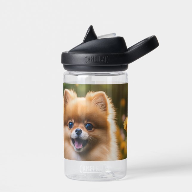 Bouteille D'eau Chiot de Poméranie jeune en champ de fleurs (Gauche)