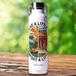 Bouteille D'eau Citation personnalisée Moderne coloré Inspirationn<br><div class="desc">Restez hydraté avec style avec cette bouteille d'eau personnalisée d'inspiration Shakespeare ! Avec la citation spirituelle "Vis un peu, confort un peu" du roi Lear, ce design allie charme littéraire et fonctionnalité moderne. L'avant présente une illustration éclatante symbolisant l'équilibre et le plaisir : un lever de soleil, une botte de...</div>