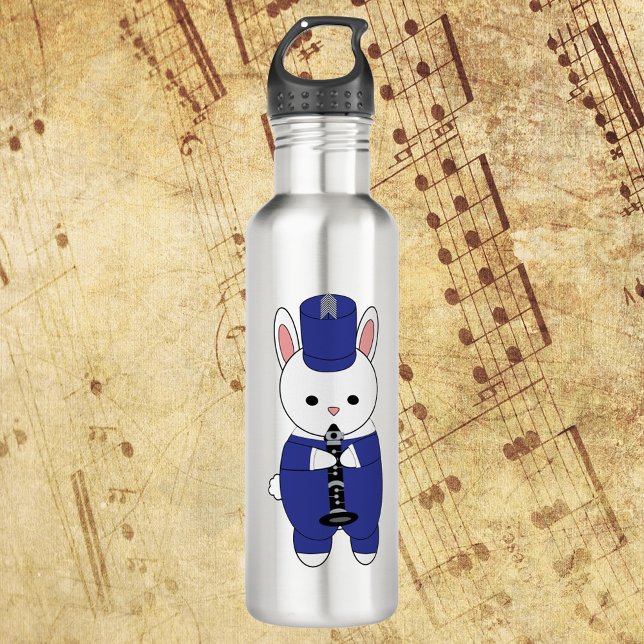 Bouteille D'eau Clarinet Bunny Rabbit Bande de Marche Bleu Blanc (A water bottle with a white rabbit playing the clarinet in a blue and white marching band uniform.)