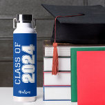 Bouteille D'eau Classe bleue de 2024 Graduation scolaire personnal<br><div class="desc">Cette bouteille d'eau classique bleu coutume senior dispose d'une classe de lecture de typographie blanche audacieuse de 2024 en lettres variées pour un lycée ou collégial de fin d'études garder cadeau. Customisez avec votre nom dans l'élégant script d'or en dessous pour une grande faveur commémorative.</div>