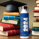 Bouteille D'eau Classe d'or bleu de 2024 Graduation personnalisée<br><div class="desc">Cette bouteille d'eau classique bleu coutume senior dispose d'audacieux cours de lecture de typographie or et blanc de 2024 en lettres variées pour un lycée ou collégial de remise de diplômes garder cadeau. Customisez avec votre nom dans un élégant manuscrit cursif en dessous pour une grande faveur commémorative.</div>