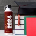 Bouteille D'eau Classe d'or Maroon de 2024 Graduation personnalisé<br><div class="desc">Cette bouteille d'eau classique marron or coutume senior senior dispose d'audacieuse classe de lecture de typographie blanche de 2024 en lettres variées pour un collégial ou collégial cadeau de remise de diplômes. Customisez avec votre nom dans l'élégant script d'or en dessous pour une grande faveur commémorative.</div>