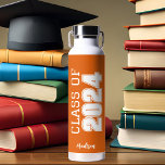 Bouteille D'eau Classe Orange de 2024 Graduation personnalisée<br><div class="desc">Cette bouteille d'eau classique orange personnalisé senior dispose d'une classe de lecture de typographie blanche audacieuse de 2024 en lettres variées pour un lycée ou collégial garde cadeau de fin d'études. Customisez avec votre nom dans un élégant script cursif en dessous pour une grande faveur commémorative.</div>