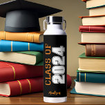 Bouteille D'eau Classe Orange Noir de 2024 Graduation personnalisé<br><div class="desc">Cette bouteille d'eau supérieure couleur orange noir présente une classe de lecture de typographie blanche audacieuse de 2024 en lettres variées pour un cadeau de fin d'études secondaires ou collégiales. Customisez avec votre nom dans un élégant script cursif en dessous pour une grande faveur commémorative.</div>