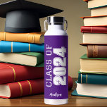 Bouteille D'eau Classe pourpre de 2024 Graduation personnalisée<br><div class="desc">Cette bouteille d'eau classique violet personnalisé senior biberon dispose d'une classe de lecture de typographie blanche audacieuse de 2024 en lettres variées pour un lycée ou collégial cadeau de fin d'études. Customisez avec votre nom dans un élégant script cursif en dessous pour une grande faveur commémorative.</div>