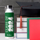 Bouteille D'eau Classe verte de 2024 Graduation personnalisée<br><div class="desc">Cette bouteille d'eau classique verte coutume senior dispose d'une classe de lecture de typographie blanche audacieuse de 2024 en lettres variées pour un lycée ou collégial cadeau de fin d'études. Customisez avec votre nom dans un élégant script cursif en dessous pour une grande faveur commémorative.</div>