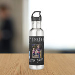 Bouteille D'eau Collage photo nous t'aimons papa Fête des pères<br><div class="desc">Meilleur papa a jamais typographie blanche audacieuse sur le noir gris chalkboard bouteille d'eau personnalisée de conservation Fête des pères ou cadeau d'anniversaire pour père avec vos 5 photos,  votre texte,  et votre signature.</div>