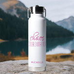 Bouteille D'eau Coordinateur Chaos Calligraphie rose Nom du script<br><div class="desc">Coordinateur Chaos Calligraphie rose Nom du script Insulated Water Bottle présente un design simple du texte "chaos coordinateur" dans un script amusant de calligraphie rose avec votre nom personnalisé ci-dessous. Cadeau parfait pour l'anniversaire, Noël, Fête des Mères, appréciation de l'enseignant pour cette maman occupée, enseignant, chef d'équipe sportive ou patron...</div>