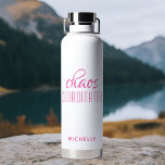 Bouteille D'eau Coordinateur Chaos Calligraphie rose Nom du script<br><div class="desc">Coordinateur Chaos Calligraphie rose Nom du script Insulated Water Bottle présente un design simple du texte "chaos coordinateur" dans un script amusant de calligraphie rose avec votre nom personnalisé ci-dessous. Cadeau parfait pour l'anniversaire, Noël, Fête des Mères, appréciation de l'enseignant pour cette maman occupée, enseignant, chef d'équipe sportive ou patron...</div>