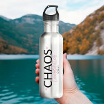 Bouteille D'eau Coordinateur du Chaos<br><div class="desc">Restez organisé en style avec notre Coordinateur Chaos Bouteille en Acier Inoxydable, avec une typographie noire audacieuse et de mignons coeurs roses. Ce gardien moderne et élégant est le cadeau de remerciement parfait pour les planificateurs d'évènements, les coordinateurs mariages ou les mamans qui gèrent le chaos sans effort tout en...</div>
