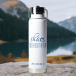 Bouteille D'eau Coordinateur du Chaos Blue Calligraphy Nom du scri<br><div class="desc">Coordinateur Chaos Blue Calligraphy Script Name Insulated Water Bottle présente une conception simple du texte "chaos coordinateur" dans un script amusant de calligraphie bleue avec votre nom personnalisé ci-dessous. Cadeau parfait pour l'anniversaire, Noël, Fête des Mères, appréciation de l'enseignant pour cette maman occupée, enseignant, chef d'équipe sportive ou patron de...</div>