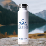 Bouteille D'eau Coordinateur du Chaos Blue Calligraphy Nom du scri<br><div class="desc">Coordinateur Chaos Blue Calligraphy Script Name Insulated Water Bottle présente une conception simple du texte "chaos coordinateur" dans un script amusant de calligraphie bleue avec votre nom personnalisé ci-dessous. Cadeau parfait pour l'anniversaire, Noël, Fête des Mères, appréciation de l'enseignant pour cette maman occupée, enseignant, chef d'équipe sportive ou patron de...</div>