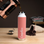 Bouteille D'eau Coral Mariage personnalisé Bridesmaid<br><div class="desc">Offrez votre femme de chambre ou femme d'honneur mariage avec cette bouteille d'eau isolée à la mode et vide qui porte son nom en blanc, stylisée sur un arrière - plan couleur corail conçu pour correspondre à votre schéma de couleurs mariages. Personnalisez la bouteille en modifiant et en remplaçant le...</div>