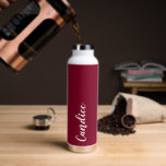 Bouteille D'eau Cranberry Red Mariage personnalisé Bridesmaid<br><div class="desc">Offrez votre femme de chambre ou femme d'honneur mariage avec cette bouteille d'eau isolée à la mode et vide qui porte son nom en blanc, stylisée sur un arrière - plan de couleur rouge canneberge conçu pour correspondre à votre schéma de couleurs mariage. Personnalisez la bouteille en modifiant et en...</div>