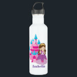 Bouteille D'eau Cute Custom Princess Castle Fairy Tale<br><div class="desc">Un joli cadeau d'anniversaire de princesse personnalisé avec une belle petite fille dans une robe de boule queen avec des arcs roses debout devant un château rose et bleu glace. Une jolie bouteille d'eau personnalisée pour une petite fille. Ajoutez le nom de votre enfant sous les marches du château de...</div>