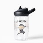 Bouteille D'eau Cute Ninja Kids personnalisé | Nom personnalisé<br><div class="desc">Vous pouvez rendre chaque jour spécial pour le mignon ninja enfant dans votre vie. Cette bouteille d'eau ninja facilement personnalisable fait partie d'un ensemble d'accessoires ninja assortis pour votre petit amateur d'arts martiaux. Ajoutez simplement vos propres détails pour customiser en utilisant notre style de police facile à lire. Ce design...</div>