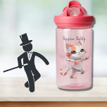 Bouteille D'eau Cute Tap Dancing Tabby Chat Monogramme Personnalis<br><div class="desc">Quelque chose de spécial pour une jeune femme dans votre vie qui pourrait juste apprécier une bouteille d'eau avec un adorable "Tappin' Tabby" — mis dans un arrière - plan de scène glamour — avec un monogramme personnalisé. Prêt à danser et à aider à en faire une grande journée —...</div>