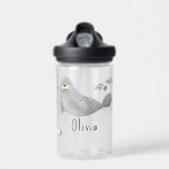 Bouteille D'eau Cute Under the Sea Ocean Seal and Fish<br><div class="desc">Cette bouteille d'eau pour enfants mignonne et moderne présente une illustration de sceau de l'océan. Il y a aussi de l'espace sur la bouteille pour ajouter votre propre personnalisation : un nom dans la typographie lunatique. Le cadeau idéal sous la mer pour tout enfant ou passionné de l'océan, idéal pour...</div>