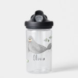Bouteille D'eau Cute Under the Sea Ocean Seal and Fish<br><div class="desc">Cette bouteille d'eau pour enfants mignonne et moderne présente une illustration de sceau de l'océan. Il y a aussi de l'espace sur la bouteille pour ajouter votre propre personnalisation : un nom dans la typographie lunatique. Le cadeau idéal sous la mer pour tout enfant ou passionné de l'océan, idéal pour...</div>