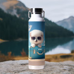 Bouteille D'eau Cute White Dog Travel Suitcase Nom personnalisé<br><div class="desc">Cute White Dog Travel Suitcase Nom personnalisé Water Bottle présente un mignon chien blanc portant des lunettes de soleil sur une valise rétro prêt à voyager avec votre nom personnalisé dans la typographie de script de calligraphie blanche moderne. Un cadeau parfait ou une faveur pour les fêtes d'anniversaire, le week-end...</div>