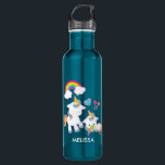 Bouteille D'eau Cute White Unicorns Magical Mama & Baby<br><div class="desc">Bouteille d'eau personnalisée avec une licorne de mama blanche avec une crinière et une queue colorées fantaisie. Un bébé licorne posé à côté d'elle, avec une sucette verte dans la bouche. Un arc-en-ciel coloré aux nuages moelleux, et quelques étoiles et coeur décorent ce design doux et adorable. Un contour rose...</div>