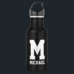 Bouteille d'eau de sport cadeau monogramme personn<br><div class="desc">Bouteille d'eau de sport monogramme personnalisée. Noir et blanc Acier inoxydable couleur métallique. Idée cadeau sportif pour entraîneur, joueurs, coéquipiers et fans de sports. Design de typographie moderne avec nom personnalisé, citation drôle, slogan ou monogramme. Créez votre propre bouteille de boisson monogrammée unique. Convient aux hommes, femmes et enfants /...</div>