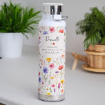 Bouteille D'eau Définition de nom avec Motif Fleur sauvage coloré<br><div class="desc">Bouteille d'eau fleur sauvage avec définition de nom personnalisé. Le modèle de personnalisation est prêt pour vous à ajouter votre nom et votre définition choisie en utilisant des attributs personnels, des caractéristiques ou des compétences qui pourraient être vraies, drôles, bonnes ou mauvaises. Le design présente des fleurs sauvages colorées de...</div>