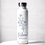 Bouteille D'eau Demoiselle d'honneur bleu marine Floral Bacheloret<br><div class="desc">Célébrez avec style avec notre gobelet à vin thermique personnalisé avec le nom de la mariée, écrit à la main, pour l'enterrement de vie de jeune fille. Doté d'un design élégant et personnalisé, ce gobelet est parfait pour maintenir les boissons à la température idéale pendant vos festivités nuptiales. Fabriqué à...</div>