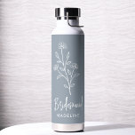 Bouteille D'eau Demoiselle d'honneur Dusty Blue Nom Floral Enterre<br><div class="desc">Célébrez avec style avec notre gobelet à vin thermique personnalisé avec le nom écrit à la main pour l'enterrement de vie de jeune fille. Doté d'un design élégant et personnalisé, ce gobelet est parfait pour maintenir les boissons à la température idéale pendant vos festivités nuptiales. Conçu à partir de matériaux...</div>