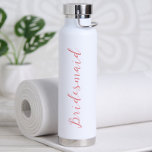 Bouteille D'eau Demoiselle d'honneur personnalisée en écriture min<br><div class="desc">Offrez à vos demoiselles d'honneur cette bouteille d'eau personnalisée moderne et minimaliste ! Parfaite à emporter partout ! Différentes options de couleurs disponibles. Le texte peut être modifié pour n'importe quel titre,  y compris Demoiselle d'honneur junior,  Demoiselle d'honneur principale,  Matrone d'honneur et Fille des fleurs.</div>