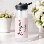 Bouteille D'eau Demoiselle d'honneur Rose Blush Fête de Mariage<br><div class="desc">Bouteille d'eau Rose Blush Demoiselle d'honneur pour Mariage,  Cortège de Mariée,  Fête de Mariage,  Enterrement de Vie de Jeune Fille. Découvrez plus de produits avec ce design dans la collection ci-dessous.</div>