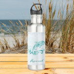 Bouteille D'eau Dolphin turquoise Personnalisé<br><div class="desc">Gardez une boisson rafraîchissante d'eau cool avec vous avec une bouteille d'eau personnalisée Dolphin Turquoise. La conception de bouteilles d'eau comporte un dauphin métallique vibrant contre un paysage de mer feutré orné d'élégants rouleaux avec une zone à personnaliser avec votre nom. Autres cadeaux disponibles avec ce design ainsi qu'une variété...</div>