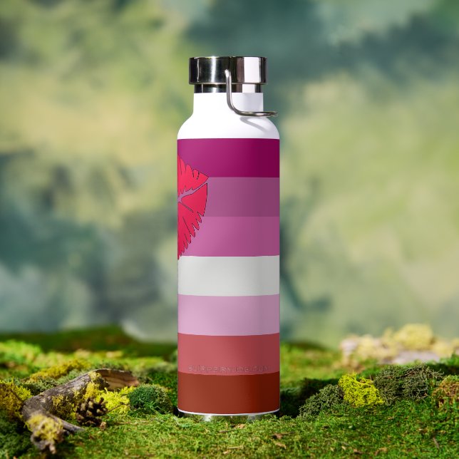 Bouteille D'eau Drapeau de fierté lesbienne au rouge à lèvres Slip (Extérieur)
