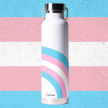 Bouteille D'eau Drapeau de la fierté arc-en-ciel transgenre Nom pe<br><div class="desc">Beau cadeau transgenre personnalisé pour un ami LGBTQ avec les jolies couleurs trans du drapeau en arc-en-ciel bleu,  rose et blanc. Monographie cette jolie bouteille d'eau.</div>