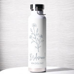 Bouteille D'eau Dusty Blue Bridesmaid Nom Floral Bachelorette<br><div class="desc">Célébrez en style avec notre nom Scripté main Bachelorette de la fête de la nuptiale Tumbler à vin thermique. Doté d'un design élégant et personnalisé, ce tourbillon est parfait pour garder les boissons à la température idéale pendant vos festivités nuptiales. Conçu à partir de matériaux isolants de haute qualité, il...</div>