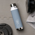 Bouteille D'eau Dusty Blue Modern Typographie personnalisée<br><div class="desc">Bouteille d'eau isolée branchée sous vide qui porte un nom personnalisé en typographie blanche et moderne sur un arrière - plan bleu poussiéreux et tendance. Personnalisez la bouteille en modifiant le nom et en remplaçant le nom par le vôtre. Parfait pour un cadeau d'anniversaire, cadeau de marionnettiste mariage, etc. Sélectionnez...</div>