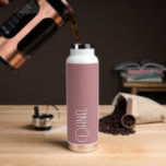 Bouteille D'eau Dusty Rose Typographie moderne Personnalisée<br><div class="desc">Bouteille d'eau isolée branchée et sous vide qui porte un nom personnalisé en typographie blanche et moderne sur un arrière - plan de couleur rose à la mode et poussiéreux. Personnalisez la bouteille en modifiant le nom et en remplaçant le nom par le vôtre. Parfait pour un cadeau d'anniversaire, cadeau...</div>