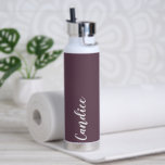 Bouteille D'eau Eggplant Mariage personnalisé Bridesmaid<br><div class="desc">Offrez à votre femme de chambre ou femme d'honneur mariage cette bouteille d'eau isolée à la mode et sous vide qui porte son nom en blanc stylisé sur un arrière - plan couleur aubergine conçu pour correspondre à votre schéma de couleurs mariages. Personnalisez la bouteille en modifiant et en remplaçant...</div>
