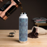 Bouteille D'eau Élégant Motif baroque moderne dans les tons bleus<br><div class="desc">Motif baroque moderne et élégant avec un design luxueux et complexe de riches formes ornementales dans une palette de couleurs chic de jolies couleurs bleues. Un cadeau de luxe pour des occasions spéciales. Conçu exclusivement pour vous par Happy Dolphin Studio !</div>