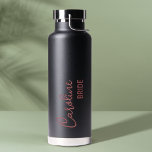 Bouteille D'eau Élégant personnalisé Mariage de nom de script de m<br><div class="desc">Élégante mariée personnalisée Script Nom Mariage Bouteille d'eau. Un cadeau parfait pour la mariée. La conception a un arrière - plan noir avec le nom écrit dans une jolie police de script. Customisez-les en changeant le nom. Pour toute personnalisation supplémentaire comme changement de couleur etc, n'hésitez pas à me contacter...</div>