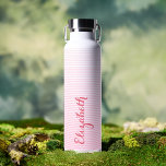 Bouteille D'eau Élégant Pink Script moderne Nom personnalisé Monog<br><div class="desc">Créez votre propre motif personnalisé, personnalisé, moderne, cool, élégant, chic, tendance, rose bébé et blanc rayures ombragées, girly, féminine, élégant script de typographie rose girly, anti-déversement, acier inoxydable, extérieur résistant à la condensation, monogrammed mat noir durable double paroi Thor Cuivre Vacuum Bouteille isolée qui garde les boissons chaudes pour 1...</div>